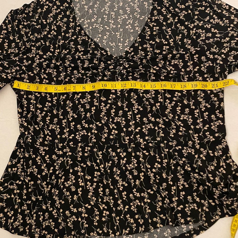 Halogen Short Sleeve Top Black Floral V Neck Ruched Size Large - Picture 4 of 5